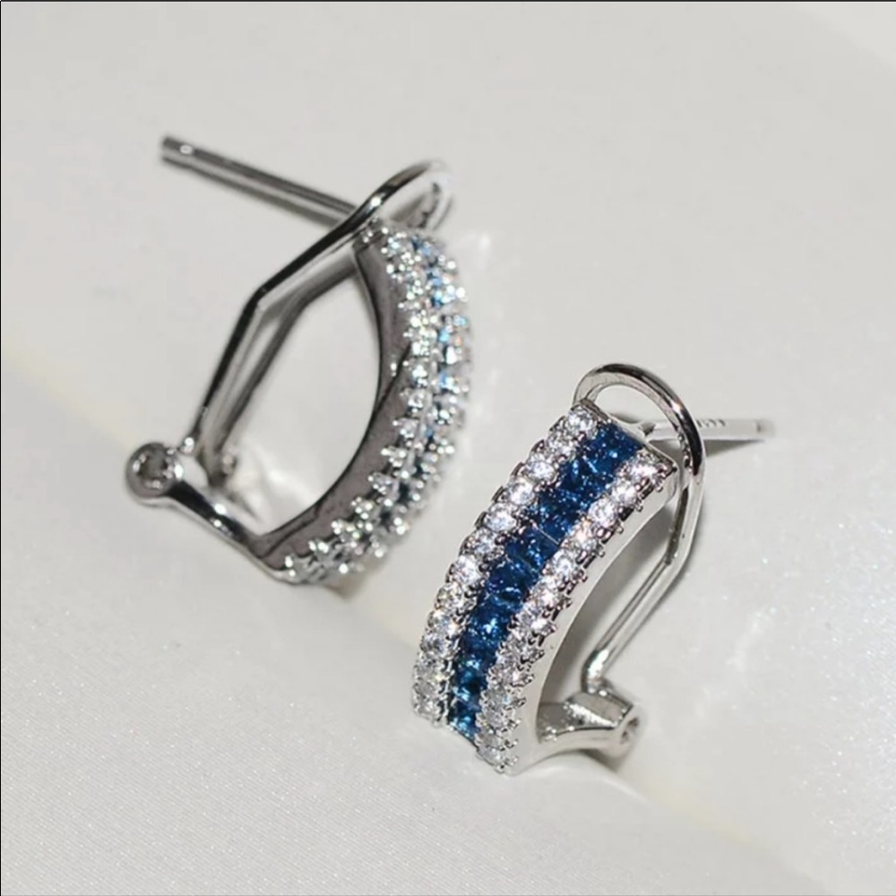 NEW 18K WHITE GOLD BLUE WHITE DIAMOND OMEGA STUDS - Picture 4 of 4